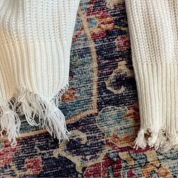 💥4/$20 BUNDLE 🆕NWOT Womens/Juniors Large White Cropped Fringe Knit Boho Sweater - Picture 3 of 5